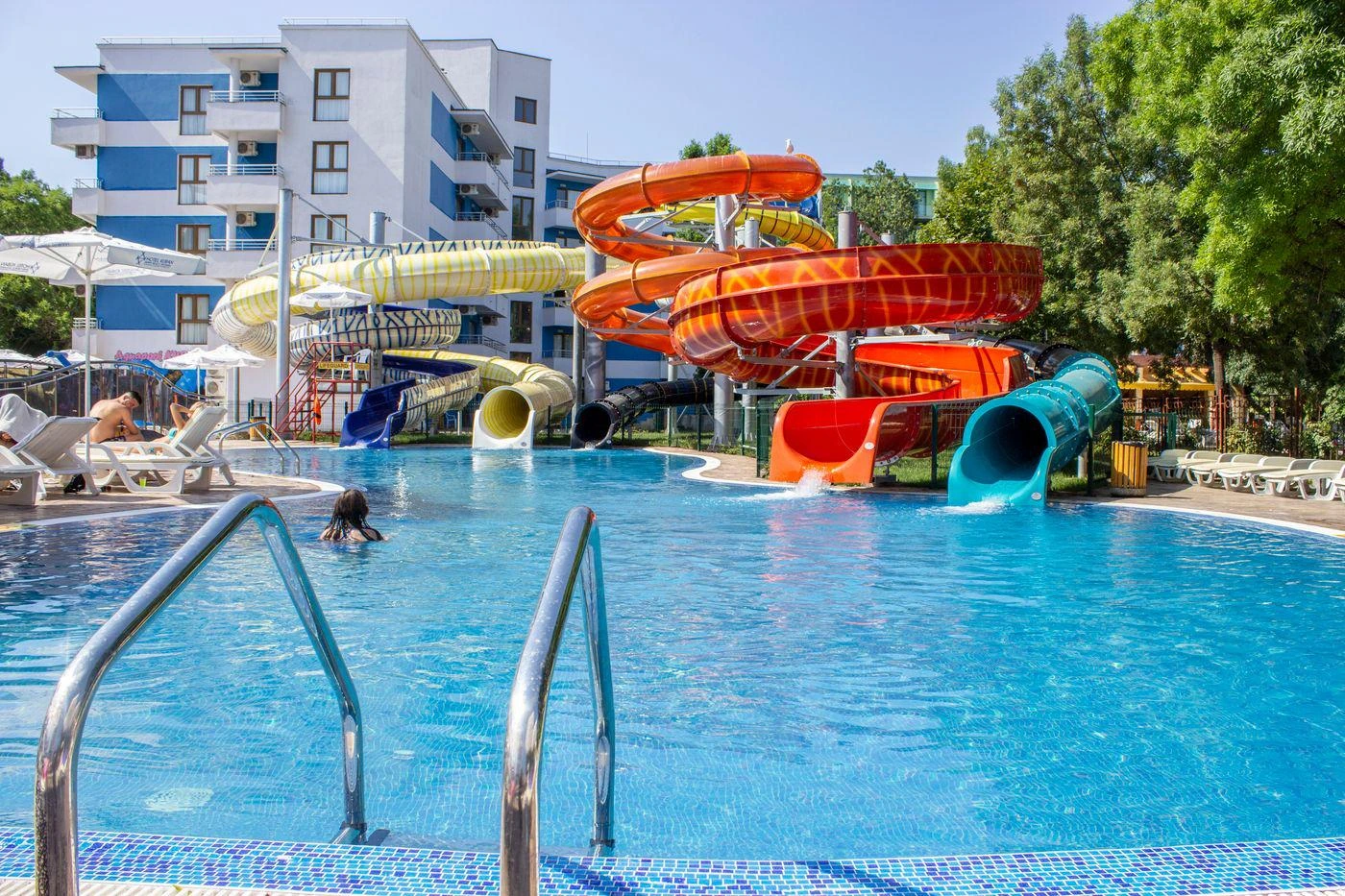 Priestranný apartmán len 100 m od pláže v ikonickom komplexe Kuban – Slnečné pobrežie