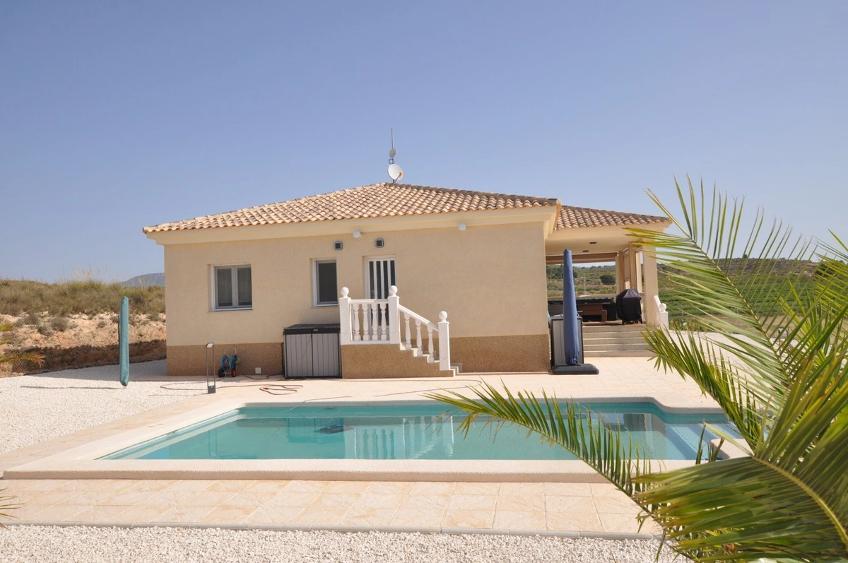 Priestranná vila s bazénom pri Pinoso – Alicante