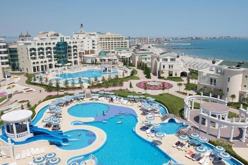 Investičný 2-izbový apartmán v Sunset Resort Pomorie – atraktívna nehnuteľnosť pri mori