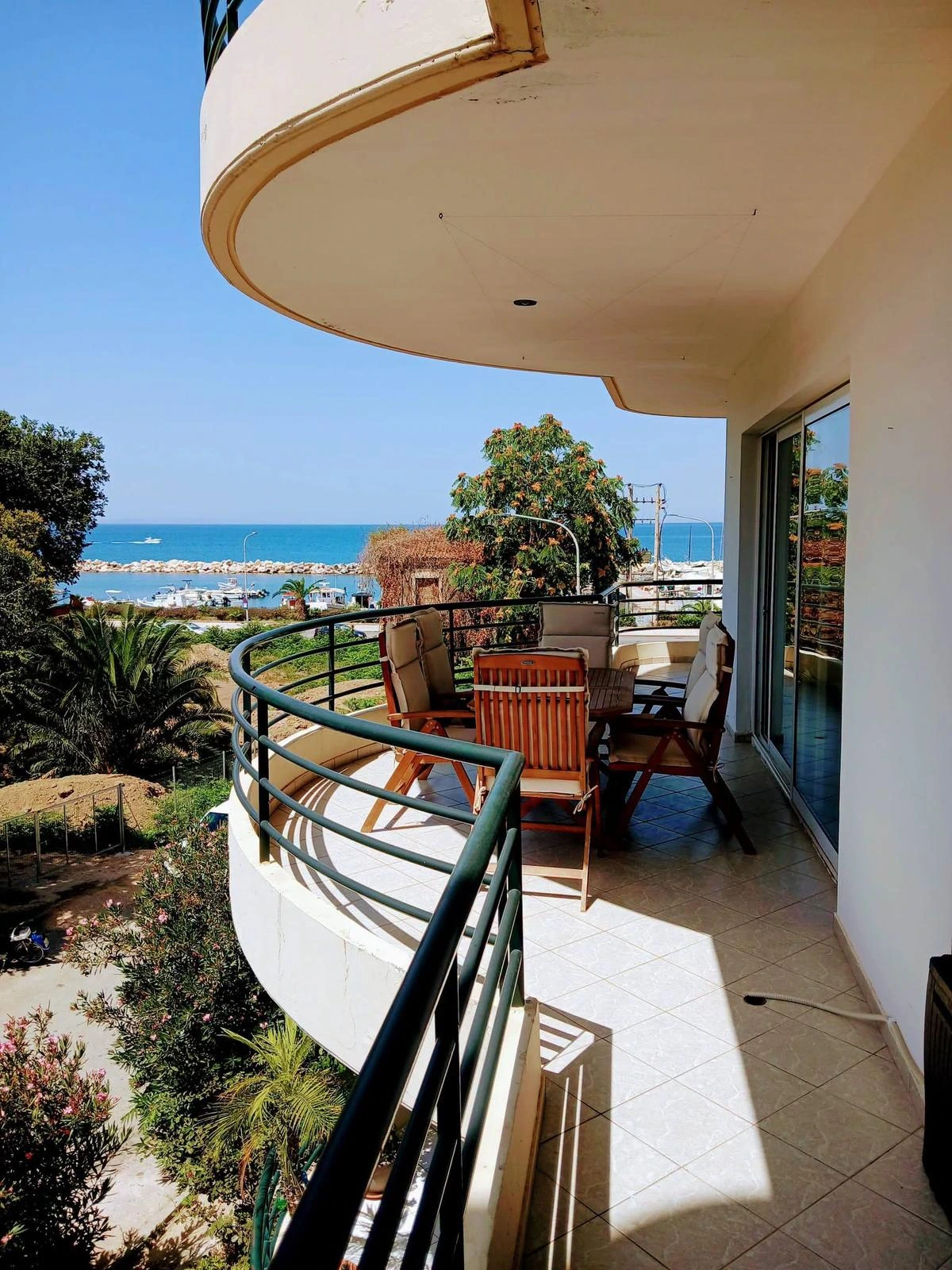 PRIESTRANNÝ 3-SPÁLŇOVÝ APARTMÁN S VÝHĽADOM NA MORE – PATRAS
